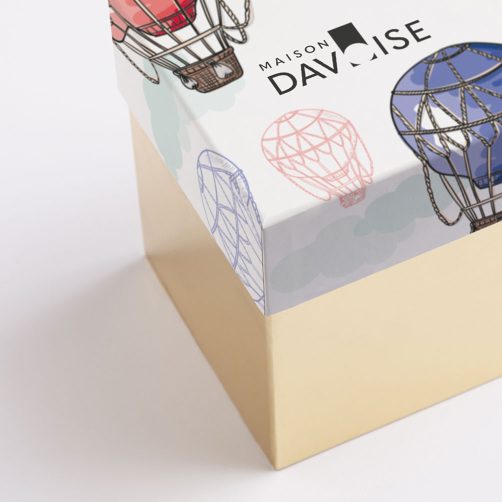Box blue and red hot air balloon, square and rectangle davoise with chocolcate