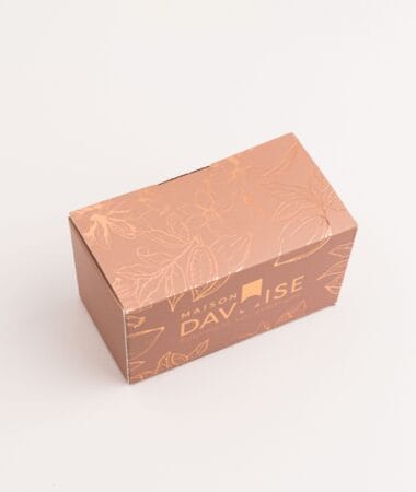 Boîte plumier Maison Davoise cuivre à motifs floraux, vue en perspective sur fond neutre.