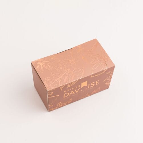 Boîte plumier Maison Davoise cuivre à motifs floraux, vue en perspective sur fond neutre.