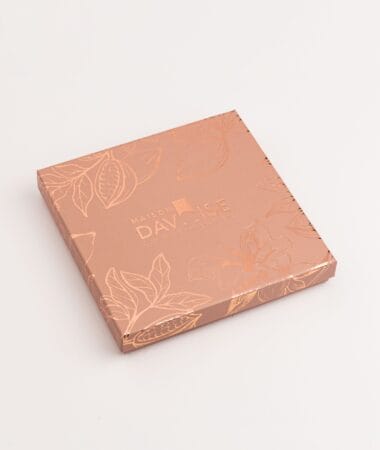 Boîte carrée Maison Davoise cuivre ornée de motifs botaniques embossés.