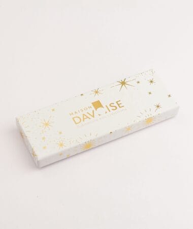 Réglette fermée Maison Davaïse blanche avec décor d’étoiles dorées sur fond clair.