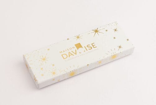 Réglette fermée Maison Davaïse blanche avec décor d’étoiles dorées sur fond clair.